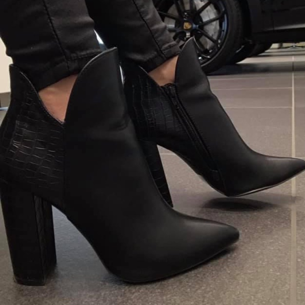 ⚠️ Last Pair - Black Croc Booties